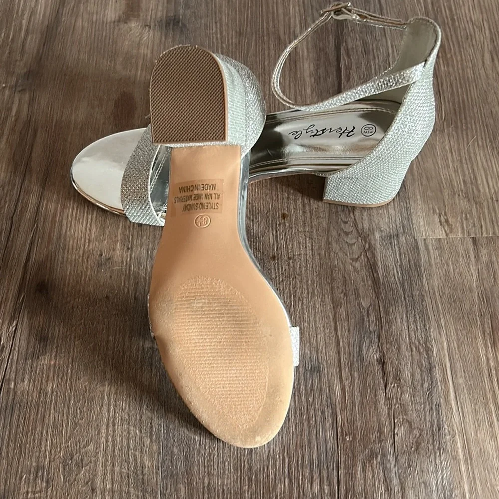 Heels - Picture 4 of 4